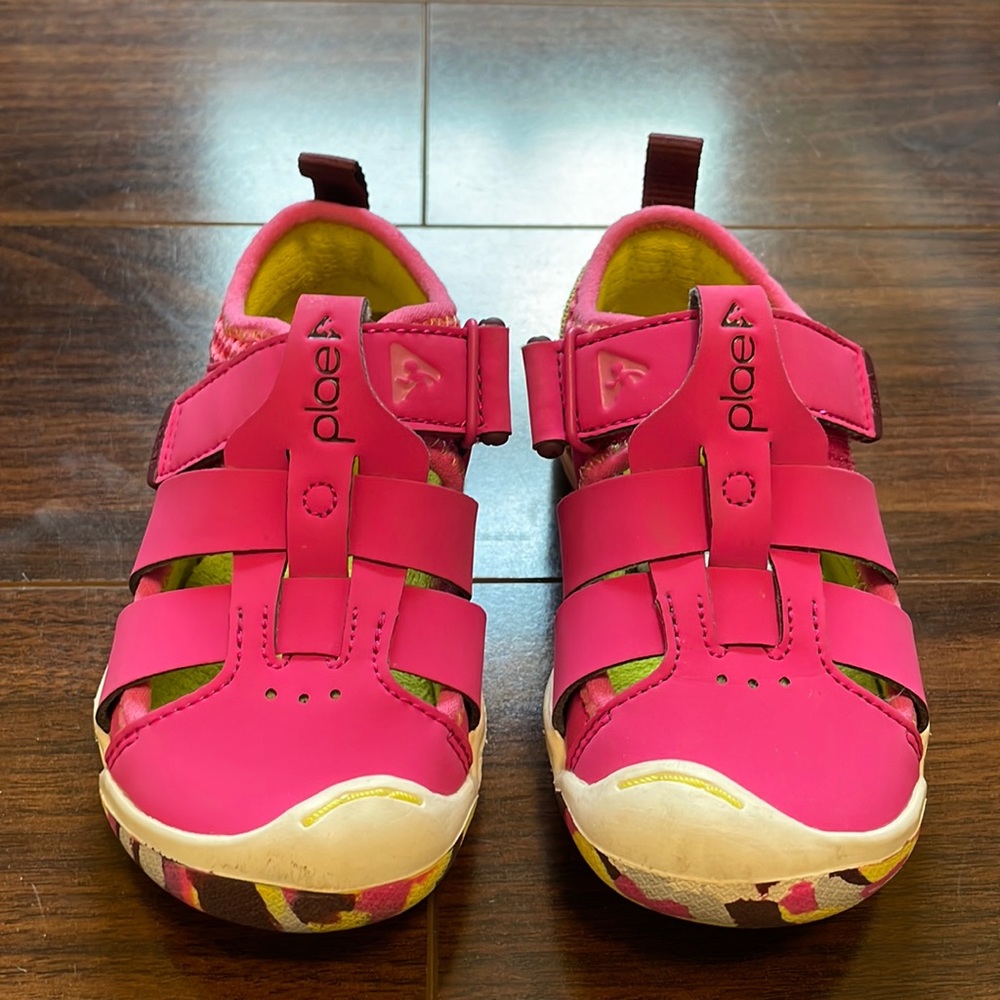 Place toddler girl shoes. Size 7.5